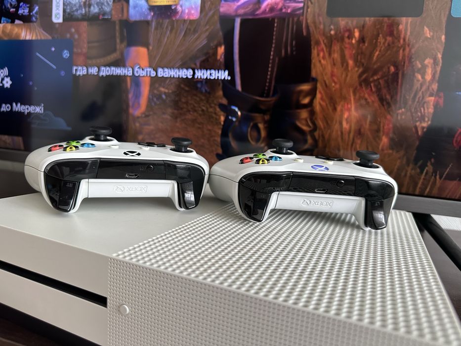 Ігрова приставка XBOX One S 1tb + 2 геймпади