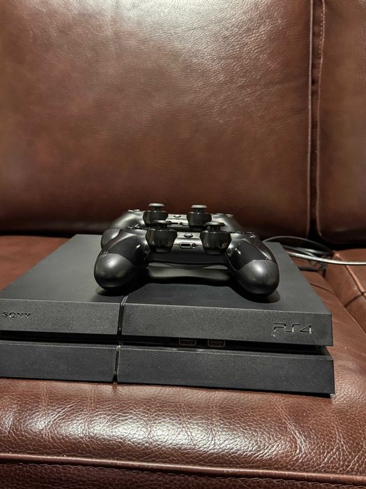 Playstation 4 (usada) 500gb, com 2 comandos dualshock.