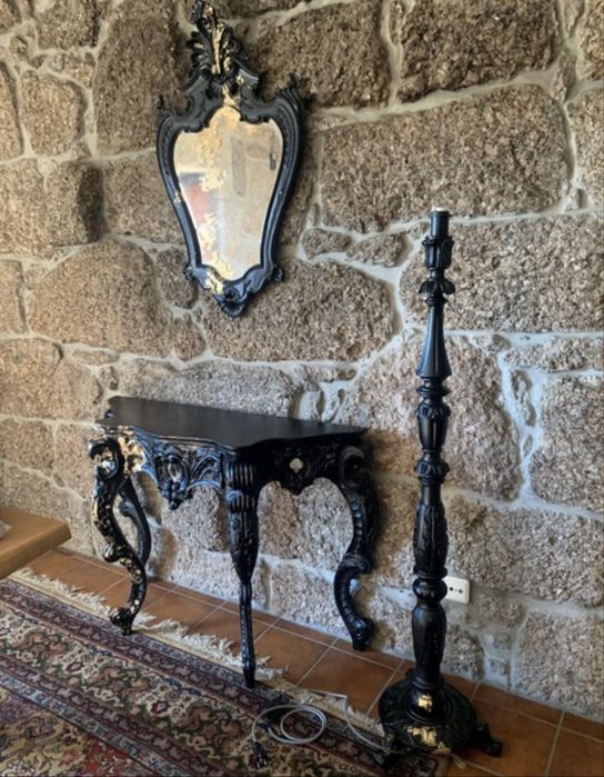 credencia, espelho e candeeiro preto mate com folha de ouro