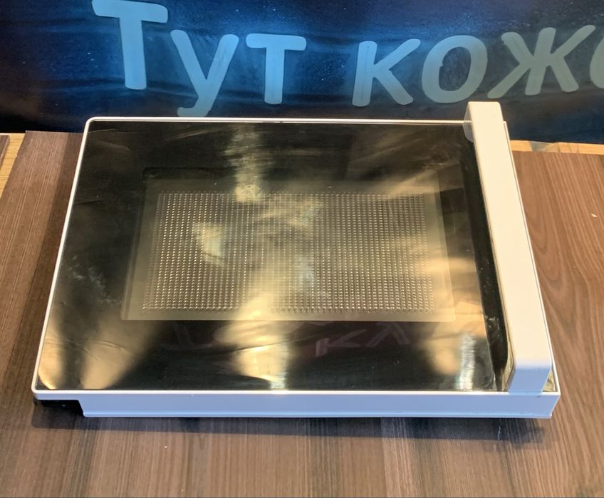 Дверцята до мікрохвильової печі