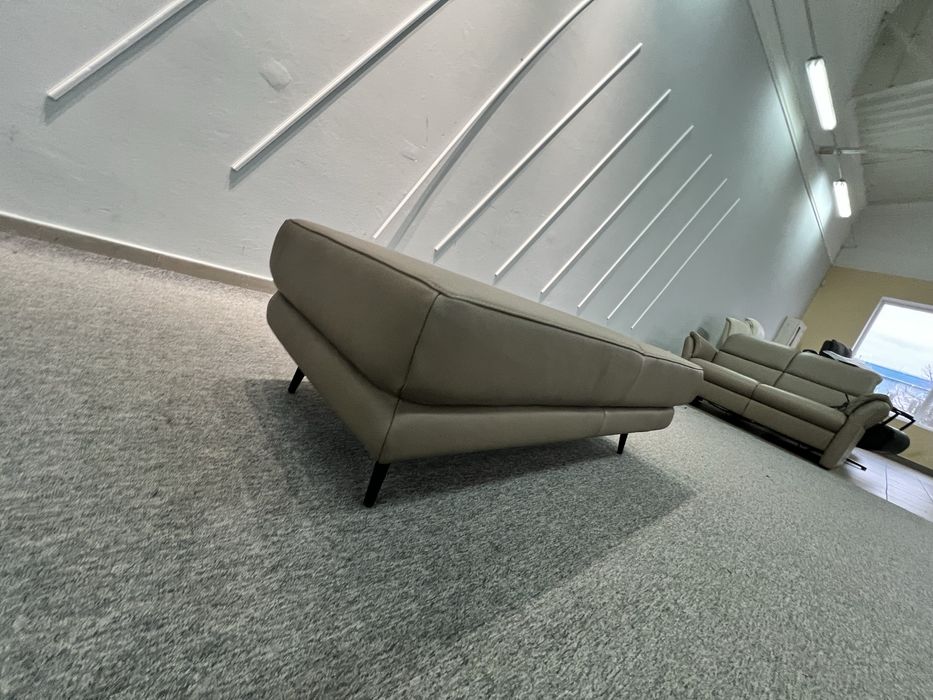 Великий шкіряний пуфік на ніжках