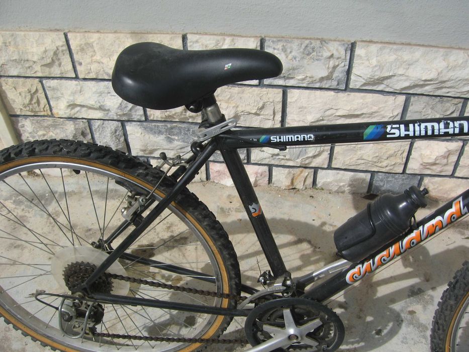 Bicicleta BTT preta em ótimo estado de funcionamento. Roda 26