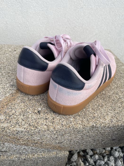 Sapatilhas adidas cor-de-rosa ousadas para esta estação