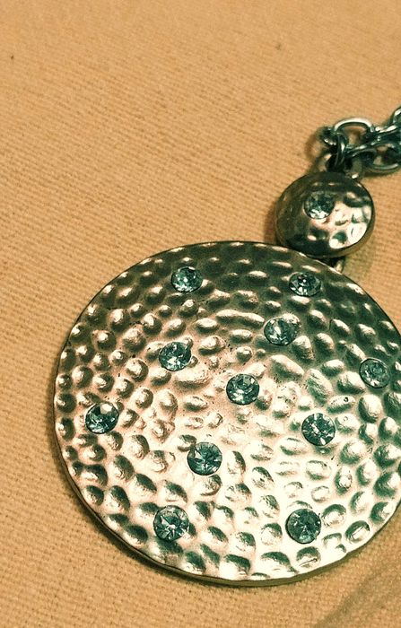 Colar com Pendente Martelado e Pedrarias