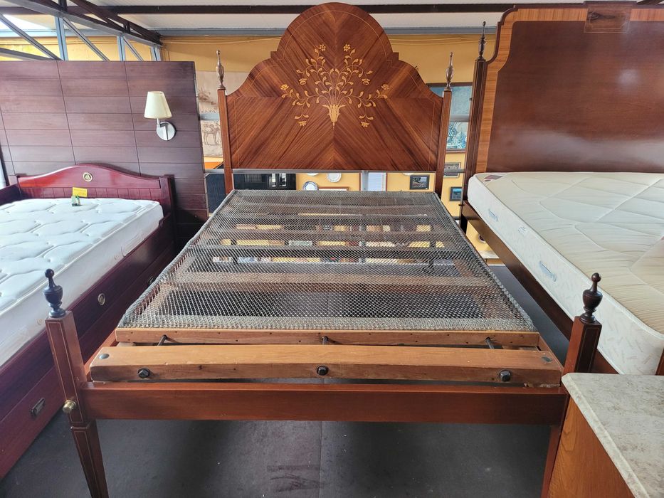 Cama em madeira maciça estilo D. Maria com estrado e colchão - Muito