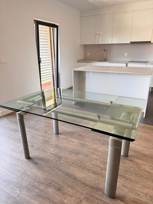 Mesa de jantar extensível em vidro temperado e metal
