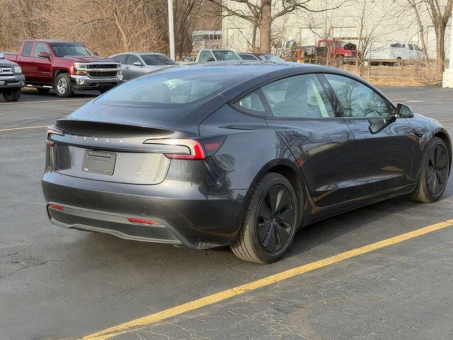 Tesla Model 3      2024