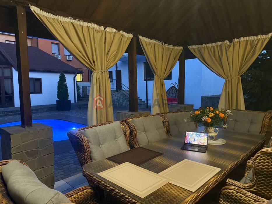 Продам дом 200 м2 с бассейном и баней в начале Обуховки.