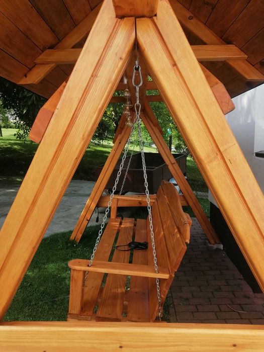 Huśtawka ogrodowa z dachem