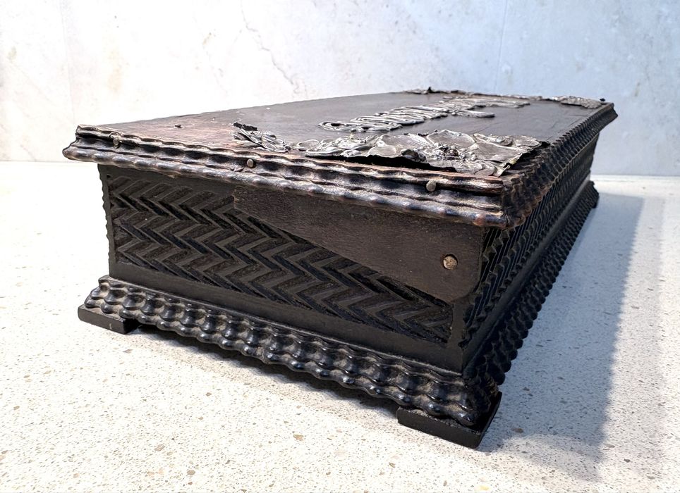 Para restauro: Antiga caixa “as minhas gravatas” em pau santo com aplicações em prata portuguesa contrastada