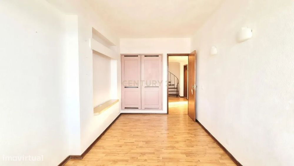 Apartamento T2 com Vista Mar em Sesimbra, Setúbal