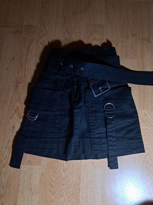 Saia curta preta Bershka tamanho 32