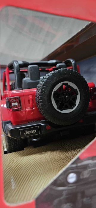 Samochód Jeep Wrangler Czerwony zdalnie sterowany.