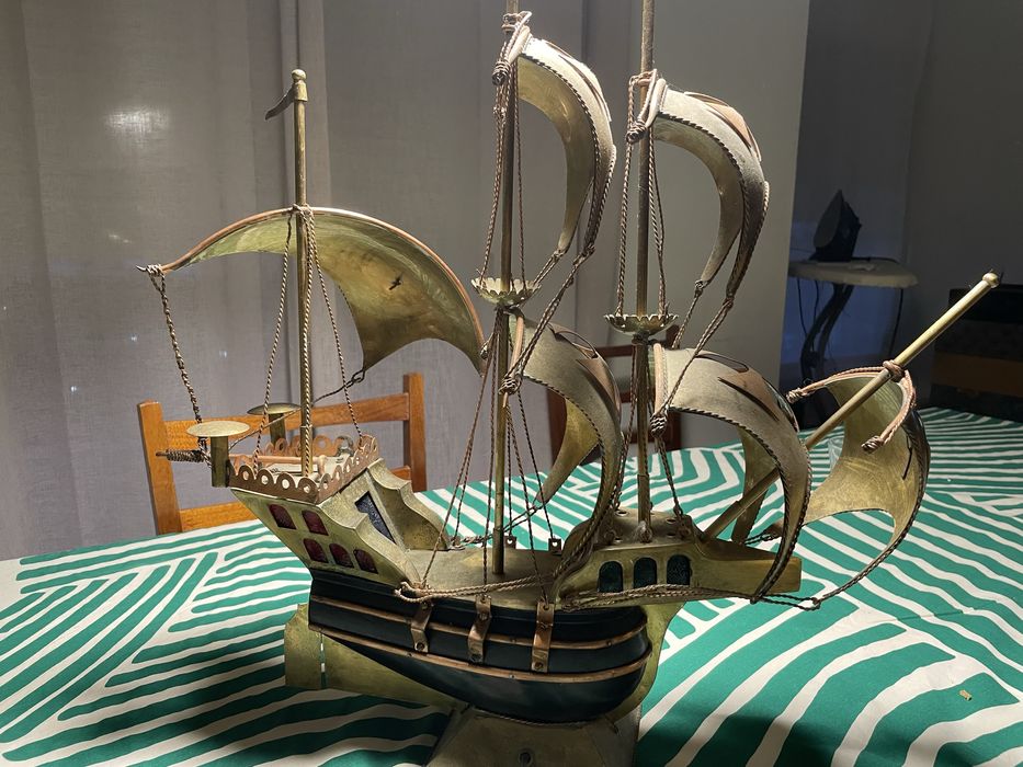 Caravela em cobre com luzes no interior