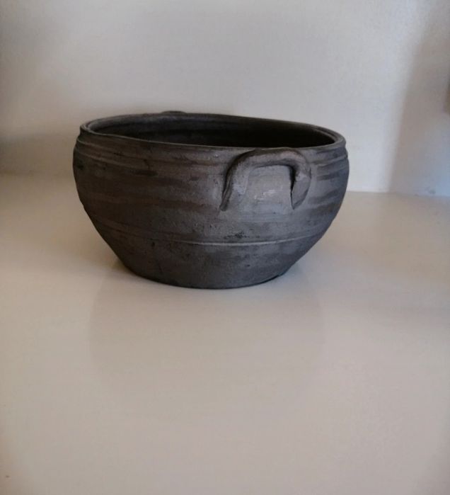 Taça de barro preto