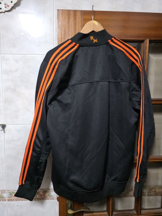 Casaco preto e laranja do real madrid