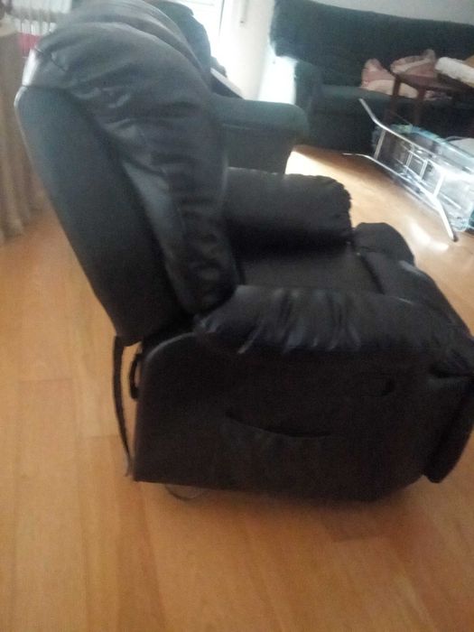 Cadeirão reclinável, com massagens.