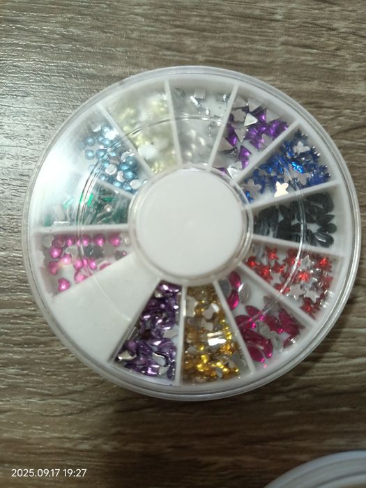 Стрази, глітер, гель -лак, фольга