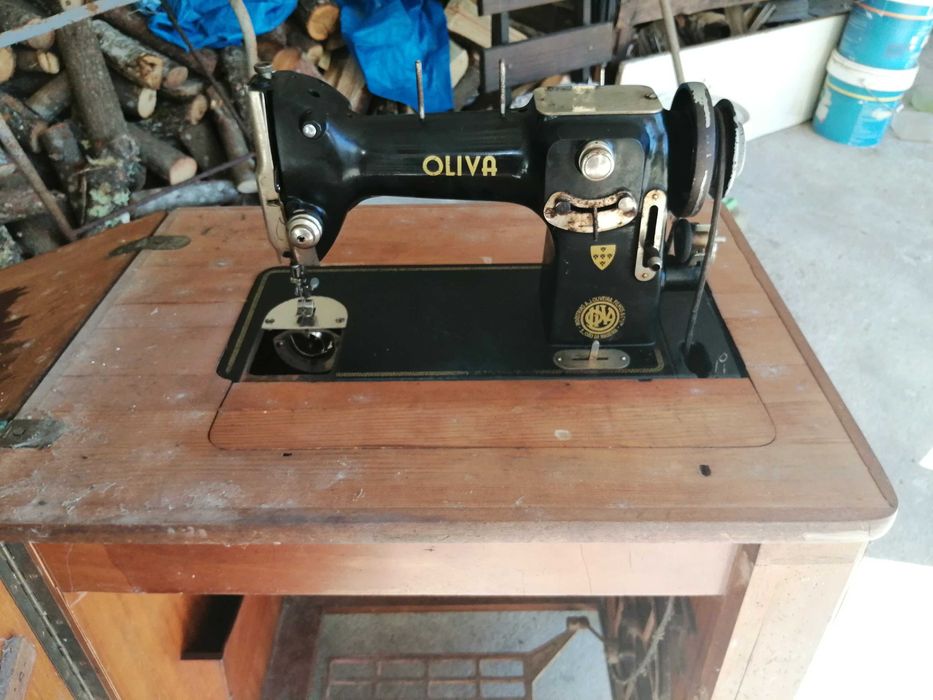 Máquina de costura Antiga OLIVA - a funcionar com correia