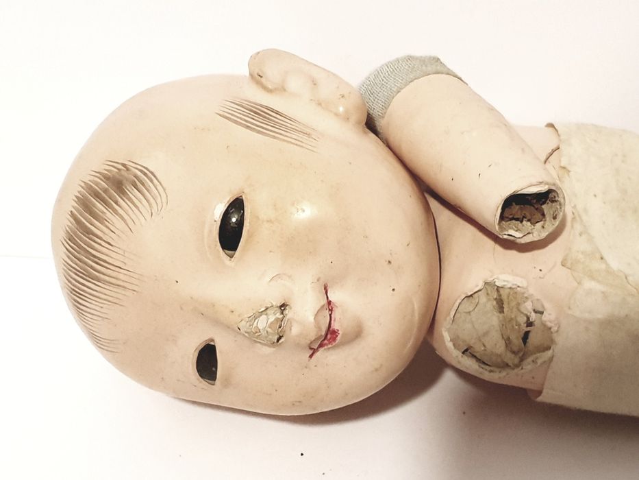 Antiga boneca asiática em papiermaché  para restauro