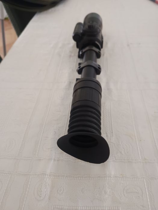 Mira visão noturna e diurna.