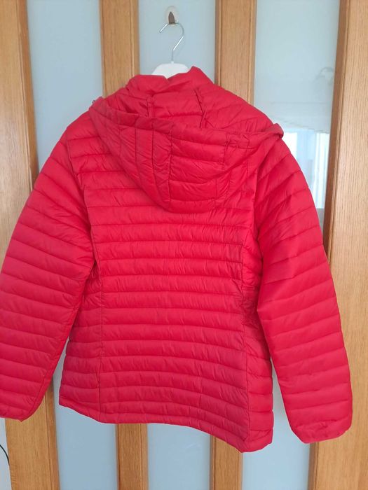 Piękna czerwona kurtka wiosenna