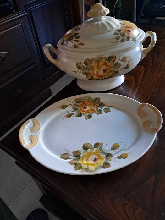 Terrina pintada à mão sobre porcelana