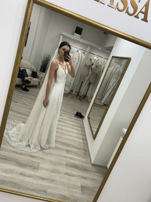 Suknia ślubna z salonu Classa z welonem