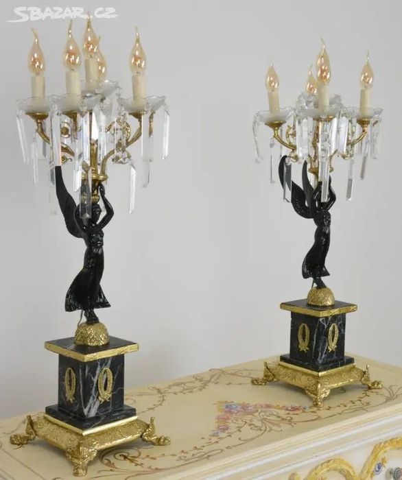 Cadeeiro de mesa em mármore