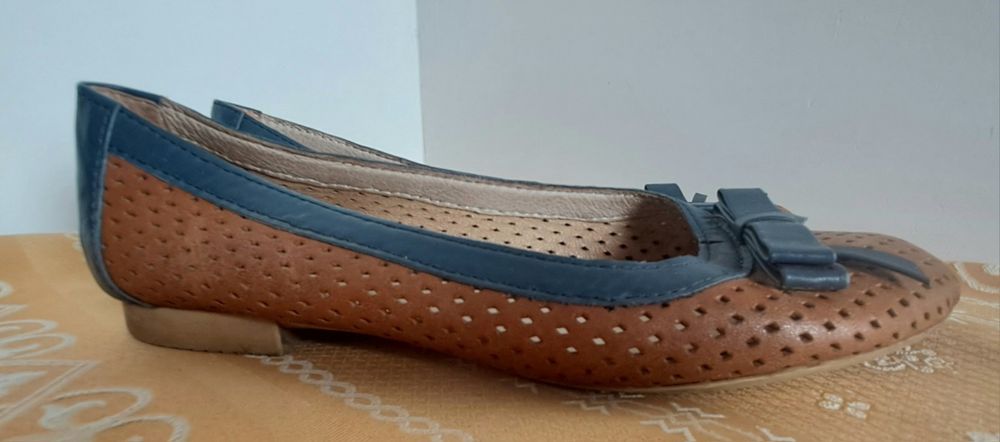 Sapatos/ Sabrinas em pele camel/ azul Tam. 40