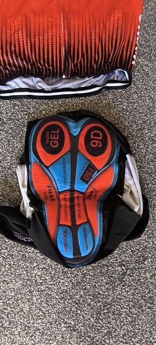 Bluza i spodenki rowerowe" Stravą"