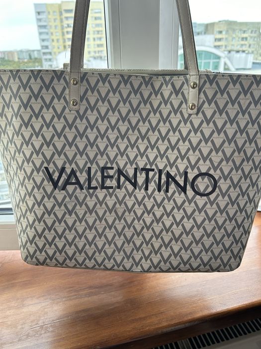 Torba Valentino logowana z kieszonka w srodku