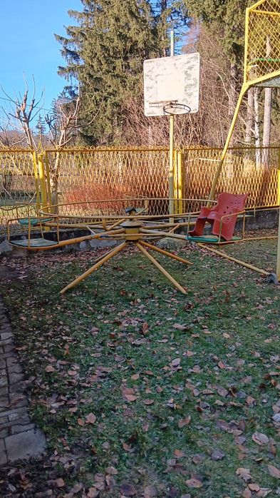 Karuzela,huśtawka,, kosz.Zamienię na frezarkę tokarkę lub na inne .