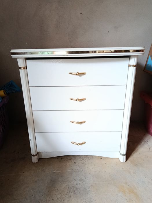 Cama com mesa cabeceira e colchão