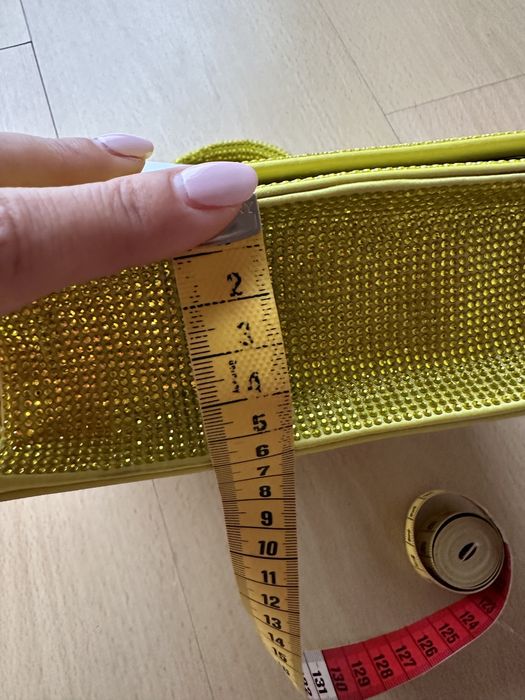 Mini mala de cor lima, cravejada em brilhantes da mesma cor