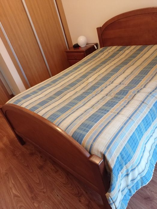 Cama com duas mesas de cabeceira