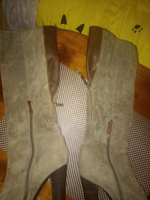 Чоботи  замшеві, кольору хакі.