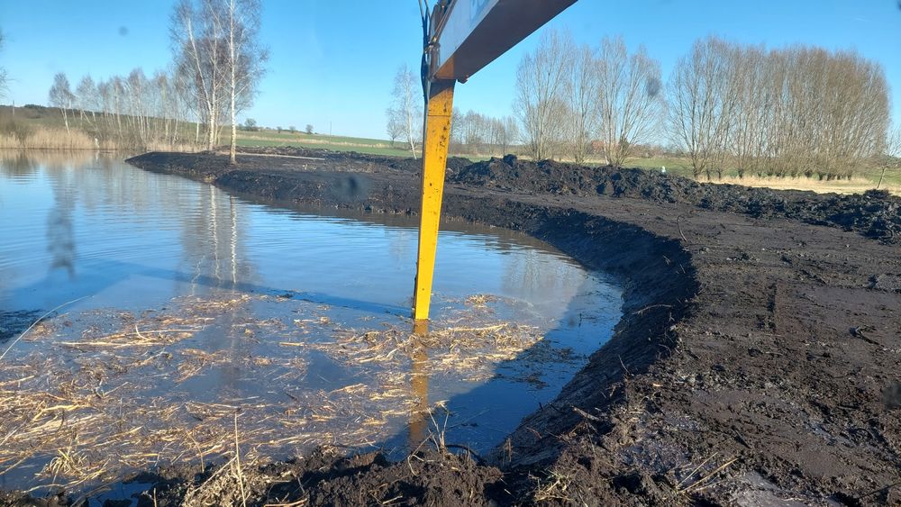 Kopanie stawów koparka long