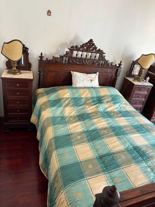 conjunto cama e mesas de cabeceira