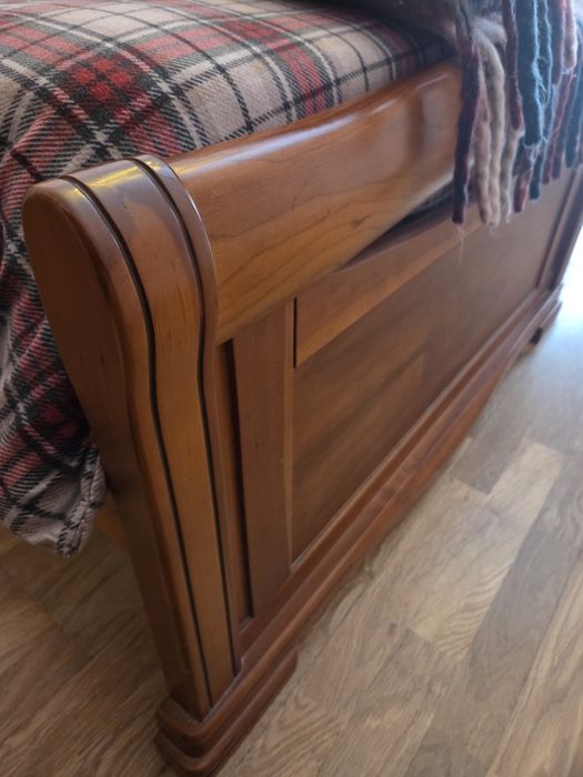 Cama de solteiro e roupeiro em cerejeira