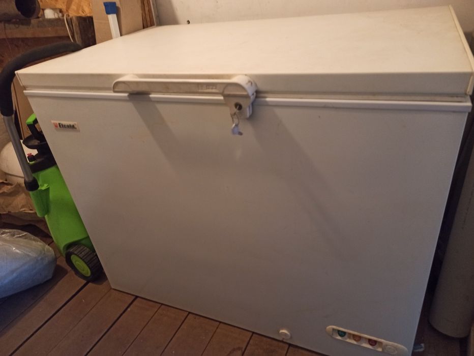 Морозильна скриня Elcold. Глуха кришка.