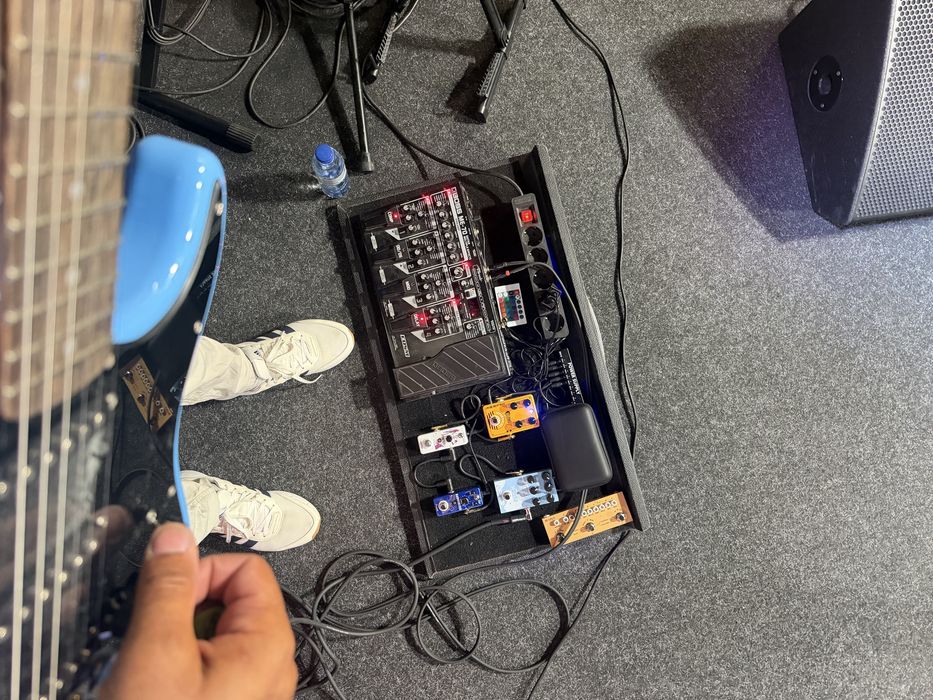 Set de pedais com guitarra