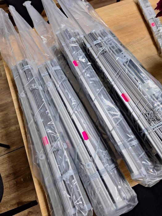 Жалюзи на окна (цвет серебро) и роллеты