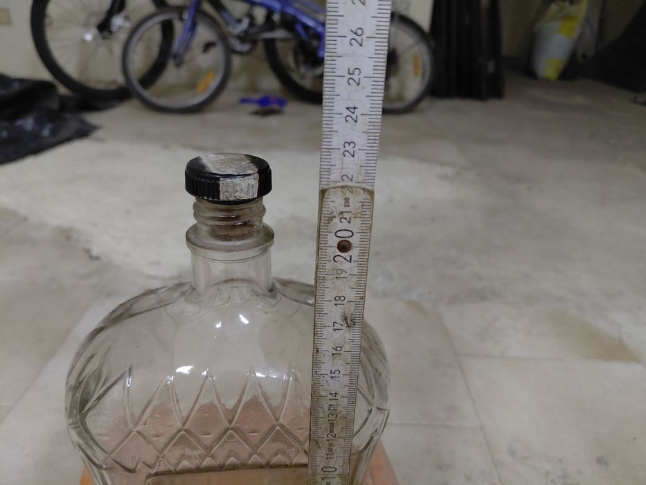 Garrafa antiga de vidro em bom estado geral