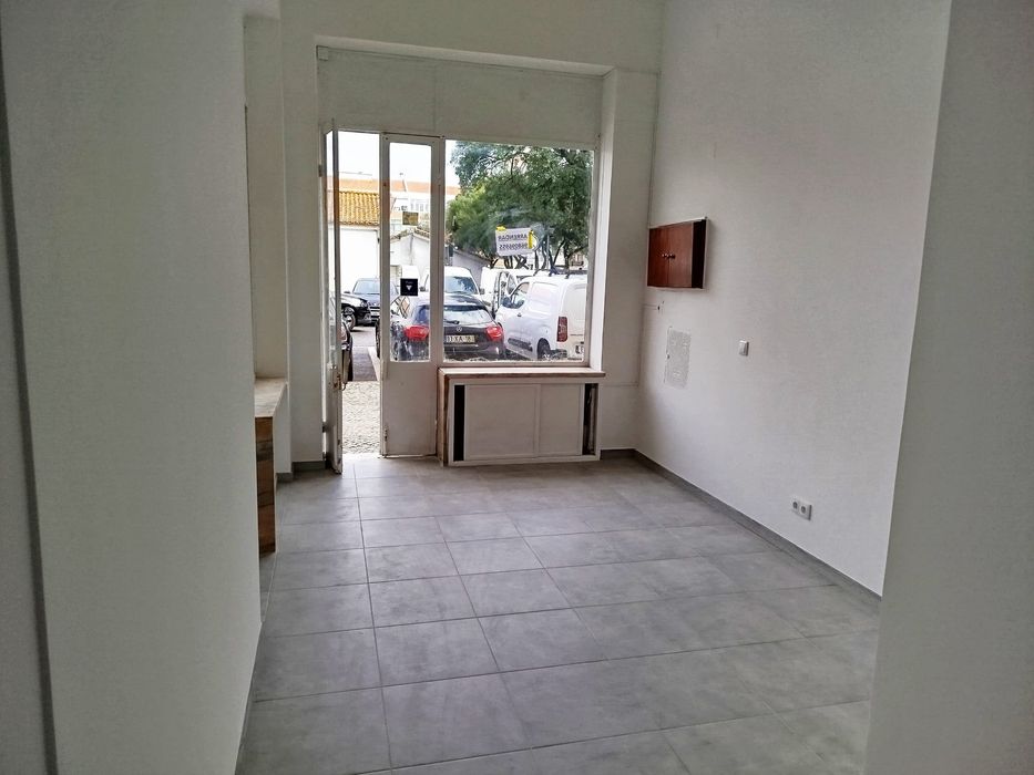 Loja às portas de Lisboa ( Damaia de cima) Amadora, Águas Livres