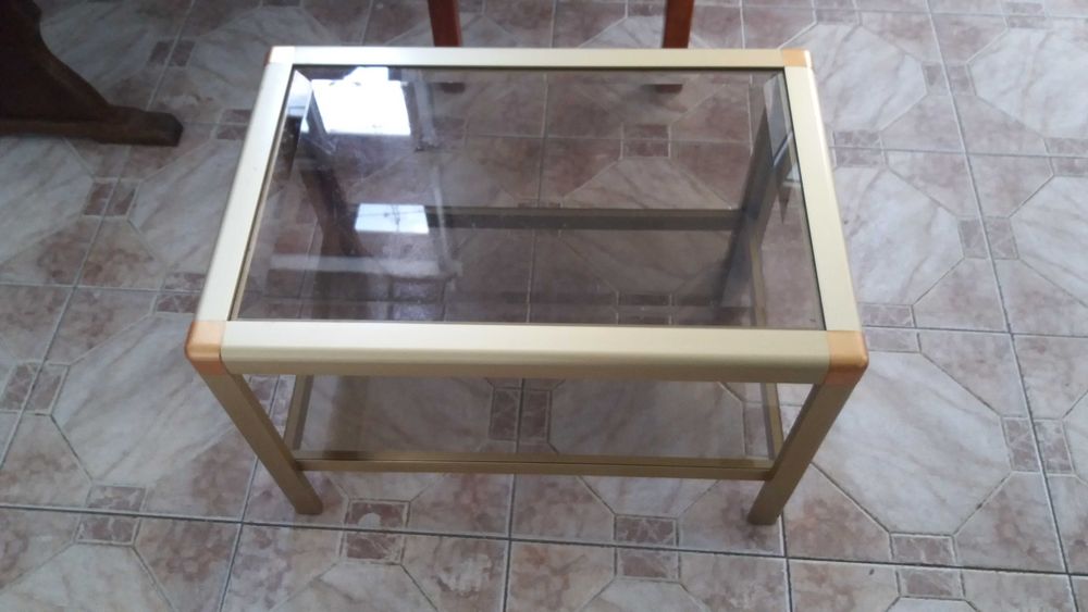 Mesa de centro em aluminio e plástico.