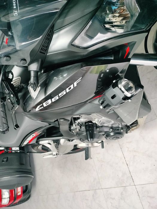 Vendo Honda CB 650f de2015 como nova com apenas 20mil quilómetros.