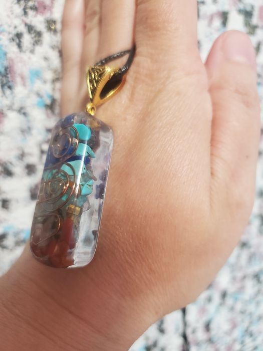 Продам кулон с натуральными камнями в эпоскидной смоле,