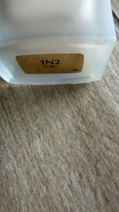 Podkład Estee Lauder Futurist skin tint serum SPF 20