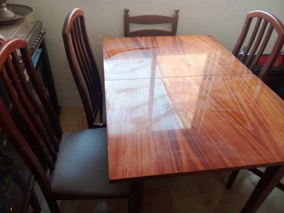 Moveis de casa de jantar envernizado com cadeiras, mesa extensível. Vendo urgente para desocupar.